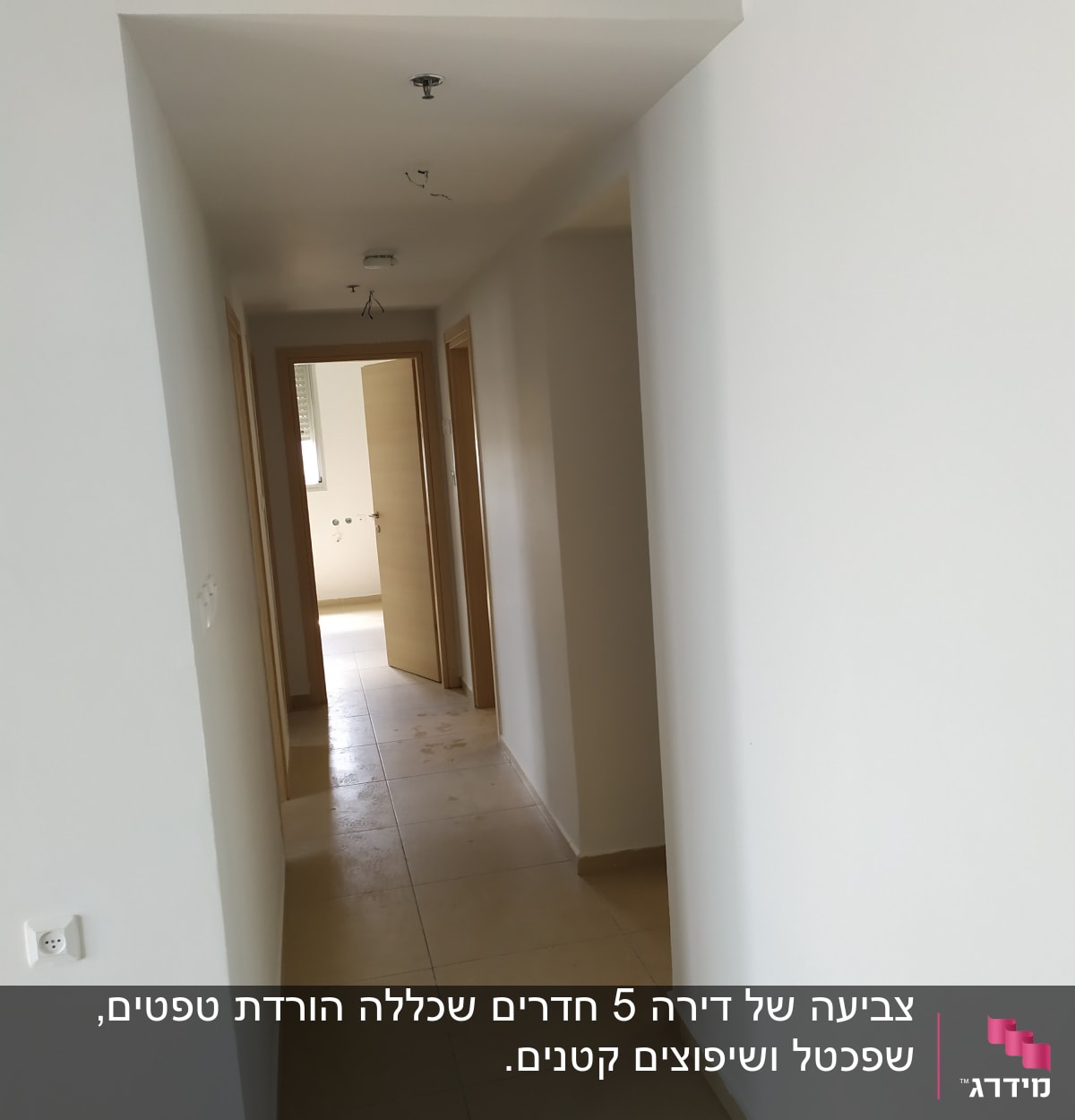 מסדרון עם קירות צבועים בלבן ותקרה לבנה